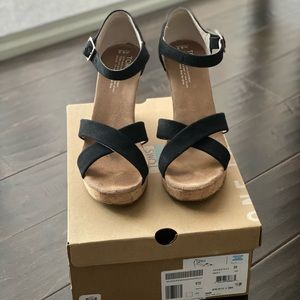 Tom’s Strappy Wedge